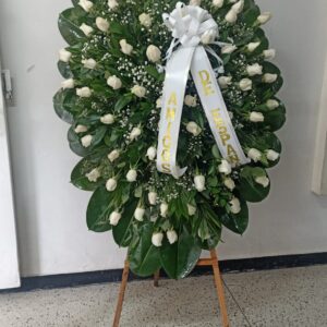 Pedestal de rosas blancas